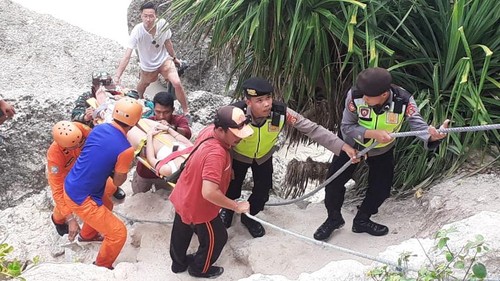 Turis Hongkong mengalami cedera kaki saat berwisata di Diamond Beach, Nusa Penida, Klungkung, Bali, Rabu (14/12/2022).