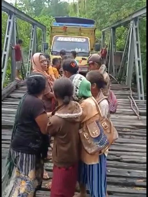 Video emak-emak menarik sebuah truk yang tersangkut di jembatan Nunsono, Desa Afoan, Amfoang Utara, Kupang, Nusa Tenggara Timur (NTT), viral di media sosial.