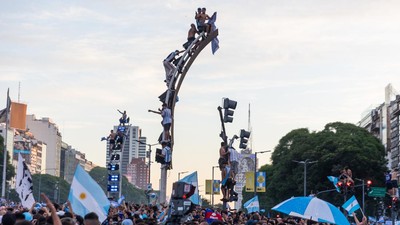 Waduh, Fans Argentina Terlalu Gembira Sampai Naik Tiang Lampu