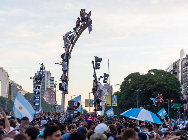 Waduh, Fans Argentina Terlalu Gembira Sampai Naik Tiang Lampu