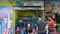 Terdapat nama kios di setiap lapak Pasar Hewan Barito.