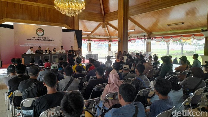 Warga Sumedang protes akses jalan terputus gegara proses penggenangan Bendungan Sadawarna.
