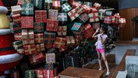 Selain itu juga pengunjung dapat berswafoto dengan sejumlah kotak hadiah yang berada di samping Sinterklas.