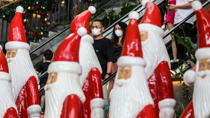 Woah.. Ada Patung Sinterklas di PIK Jakarta Jelang perayaan natal, sejumlah pusat perbelanjaan mulai dihiasi oleh pernak-pernik natal. Salah satunya di Central Market PIK.