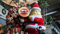 Sejumlah ornamen natal mulai menghiasi pusat perbelanjaan, salah satunya di Central Market PIK ini.