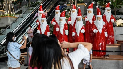 Patung Sinterklas Ini Hiasi Pusat Perbelanjaan PIK Jakarta