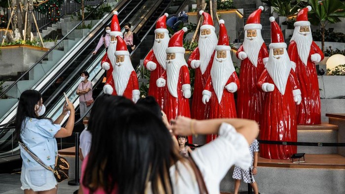 Jelang perayaan natal, sejumlah pusat perbelanjaan mulai dihiasi oleh pernak-pernik natal. Salah satunya di Central Market PIK.
