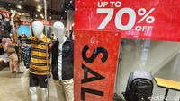 Menjelang libur natal dan tahun baru, sejumlah pusat perbelanjaan mulai mengobral potongan harga untuk menarik konsumen.
