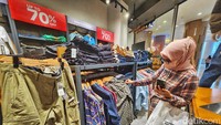 Beberapa warga langsung menyerbu.