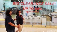 Tak hanya satu, sejumlah toko pun memajang diskon gede-gedean.