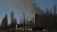 Asap mengepul dari salah satu gedung pemukiman di wilayah selatan Kherson akibat serangan Rusia. Foto: Anadolu Agency via Getty Images/Anadolu Agency