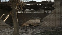 Salah satu roket menghancurkan tembok gedung pemukiman. Foto: Anadolu Agency via Getty Images/Anadolu Agency