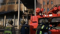 Pasukan pemadam kebakaran berjuang melawan api yang berkobar di salah satu gedung pemukiman di wilayah selatan Kherson. Foto: Anadolu Agency via Getty Images/Anadolu Agency