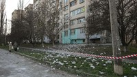 Salah satu gedung pemukiman yang terkena hantaman bom dan masih bisa berdiri. Foto: Anadolu Agency via Getty Images/Anadolu Agency
