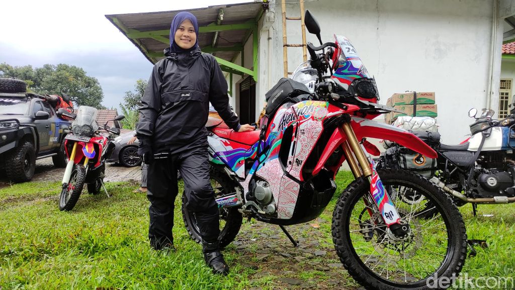 Ade Tawnia, Lady Bikers yang juga Ketua Umum CRF Rally Indonesia Jawa Barat.
