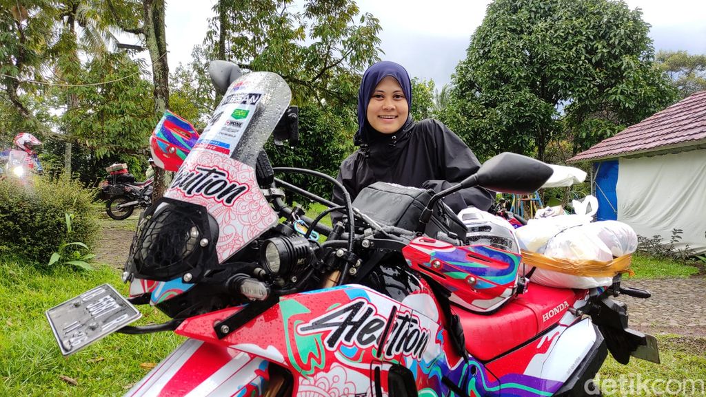 Ade Tawnia, Lady Bikers yang juga Ketua Umum CRF Rally Indonesia Jawa Barat.