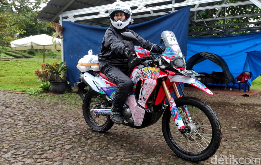 Ade Tawnia, Lady Bikers yang juga Ketua Umum CRF Rally Indonesia Jawa Barat.