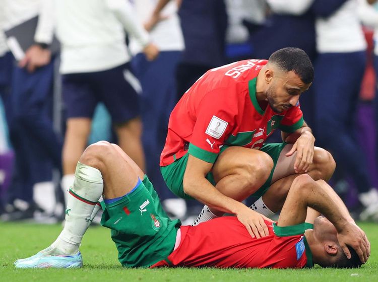 Aksi Romain Saiss Tenangkan Pemain Maroko yang Terluka