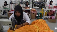 Sejumlah pekerja menyelesaikan pembuatan kain pel. Pabrik tersebut memproduksi berbagai alat kebersihan berstandar internasional seperti kain pel, serbet, dan keset.