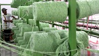 Pekerja memintal benang di pabrik baru PT Klinko Karya Imaji Tbk, Gresik, Jawa Timur, Kamis (15/12/2022). Pabrik tersebut memproduksi berbagai alat kebersihan berbahan dasar benang daur ulang.