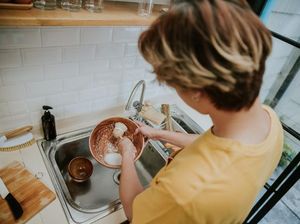 5 Tips Bersihkan Alat Masak Berbahan Kayu Agar Aman Dipakai