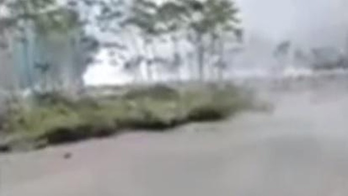 Aliran pasir yang diduga lahar dingin Semeru
