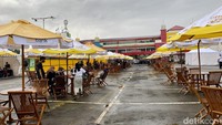 Area untuk makan pengunjung juga tersedia banyak. Jadi bisa kulineran sambil menikmati musik di panggung utama. Foto: detikcom/Riska Fitria