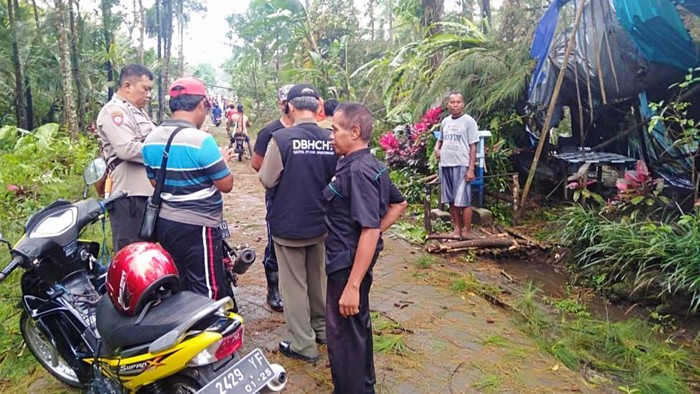 Angin puting beliung menerjang dua dusun di Banywuangi