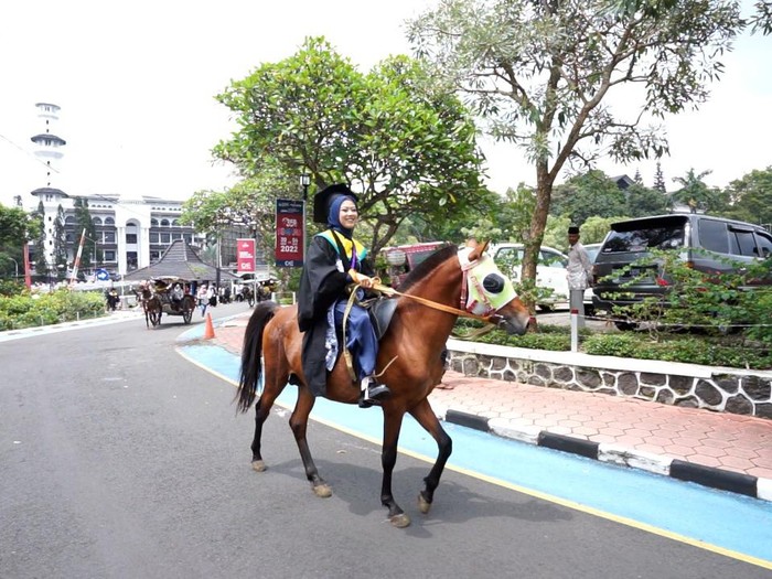 Avia menaiki kuda saat menghadiri acara wisuda
