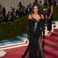 Bella HadidSupermodel Bella Hadid juga sering mengenakan busana yang jadi atensi. Gayanya  di Met Gala tahun ini dianggap kontroversial karena memakai korset kulit yang membuatnya kesulitan bernapas. Bella mengaku sempat black out entah karena cemas atau baju yang terlalu ketat di bagian pinggang.Foto: Getty Images