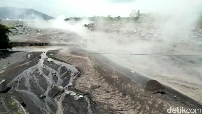 Banjir lahar hujan di Curah Kobokan, Desa Supiturang, Pronojiwo, Lumajang