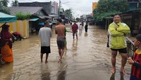 Warga Natuna melintasi banjir di wilayah Natuna, Kepri. BPBD Kepri mencatat ada 1.200 orang yang mengungsi akibat terdampak banjir (Foto: Dok. BPBD Kepri)