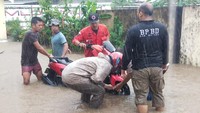 Tim SAR dan BPBD Natuna membantu warga melakukan evakuasi kendaraan bermotor. Selama 20 tahun terakhir ini banjir terparah. Dari dulu memang di setiap Desember memang sering terjadi. Saya kebetulan kelahiran Natuna jadi mengetahui persis banjir ini, kata kepala BPBD Kabupaten Natuna, Raja Darmika, Kamis (15/12/2022). (Foto: Dok. BPBD Kepri)