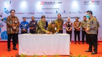 Penandatanganan Perjanjian Kredit Sindikasi (PKS), ditandatangani oleh Direktur Komersial dan Kelembagaan Bank DKI Herry Djufraini dan Direktur Oki Pulp & Paper Mills Arman Sutedja, serta perwakilan dari BPD peserta sindikasi lainnya di Jakarta.