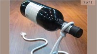 Ini bukan sulap, apalagi sihir. Tali ini terbuat dari besi makanya bisa jadi tempat botol wine yang kokoh kayak gini. Terlihat estetik ya? Foto: Boredpanda/ebaybae