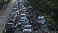 Direktur Lalu Lintas Polda Metro Jaya Kombes Latif Usman mengatakan kemacetan terjadi seiring dengan pembatasan mobilitas masyarakat yang sudah tidak diberlakukan lagi setelah puncak pandemi COVID-19 berlalu.