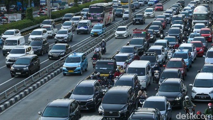 Arus lalu lintas di sejumlah titik di Jakarta macet sejak pagi hingga siang hari. Kemacetan terjadi tidak hanya di jalur arteri, tetapi juga di jalan tol. Ada apa?