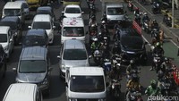 Kemudian, ada juga pekerjaan perbaikan jalan yang membuat lalu lintas tersendat.