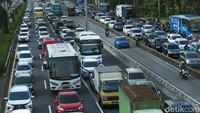 Kombes Latif Usman menambahkan puncak kemacetan Jakarta hari ini terjadi dari pukul 06.00 hingga 08.00 WIB pagi ini.
