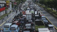 Sebagai informasi, Pemprov DKI Jakarta akan memanfaatkan teknologi artificial intelligence (AI) atau kecerdasan buatan untuk mengurai kemacetan. Teknologi AI itu akan diterapkan untuk menyesuaikan pengaturan lampu lalu lintas (traffic light).
