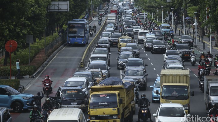 Arus lalu lintas di sejumlah titik di Jakarta macet sejak pagi hingga siang hari. Kemacetan terjadi tidak hanya di jalur arteri, tetapi juga di jalan tol. Ada apa?
