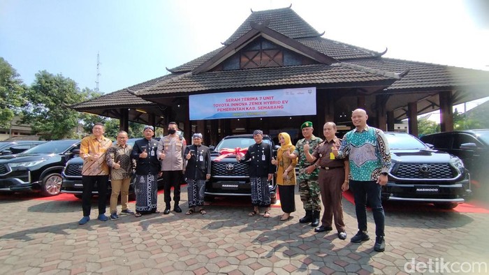 Bupati dan Forkopimda Kabupaten Semarang punya mobil dinas baru. Mereka menggunakan mobil listrik hybrid besutan Toyoya.