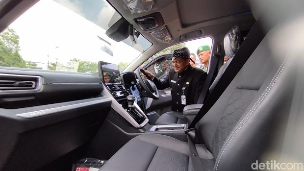 Bupati dan Forkopimda Kabupaten Semarang punya mobil dinas baru. Mereka menggunakan mobil listrik hybrid besutan Toyoya.