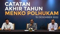 Menko Polhukam Mahfud MD (tengah) didampingi Sesmenko Letjen TNI Teguh Pudjo Rumekso (kiri) dan Stafsus Rizal Mustari (kanan) menyampaikan catatan akhir tahun di Jakarta.