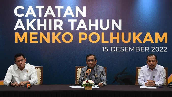 CATATAN AKHIR TAHUN MENKO POLHUKAM Menko Polhukam Mahfud MD menyampaikan catatan akhir tahun di Jakarta, Kamis (15/12/2022). Menko Polhukam Mahfud MD menyampaikan sejumlah capaian kementerian seperti pengesahan KUHP, penanganan kasus Ferdy Sambo, penyelesaian kasus HAM masa lalu, hingga perkembangan keamanan di Papua.