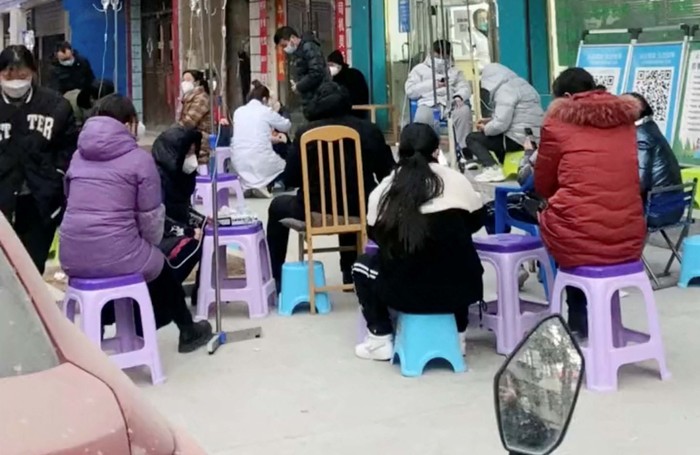 Pelonggaran aturan COVID-19 yang dilakukan pemerintah China membebani RS di beberapa wilayah. Di Hanchuan, Provinsi Hubei, pasien sampai dirawat di luar RS.