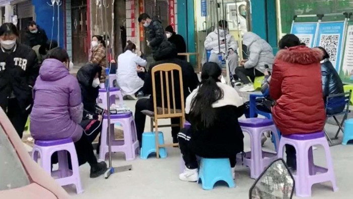 Pelonggaran aturan COVID-19 yang dilakukan pemerintah China membebani RS di beberapa wilayah. Di Hanchuan, Provinsi Hubei, pasien sampai dirawat di luar RS.