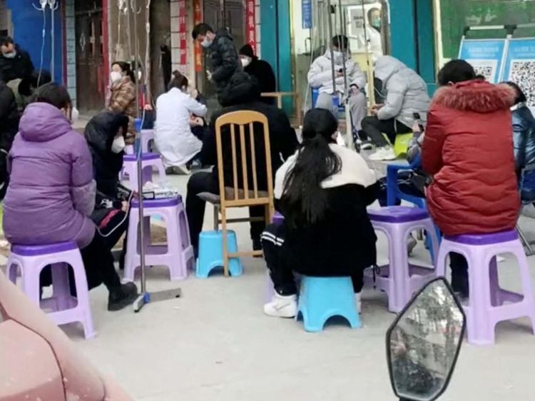 COVID Ngegas, Pasien Numpuk di Luar RS China