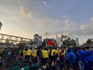 Massa Tuntut KUHP Baru Dicabut Bakar Ban di Depan DPR