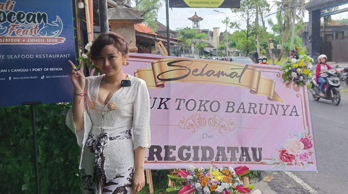 Denise Chariesta pamer karangan bunga diduga dari Regi Datau saat buka toko barunya di Canggu, Bali.